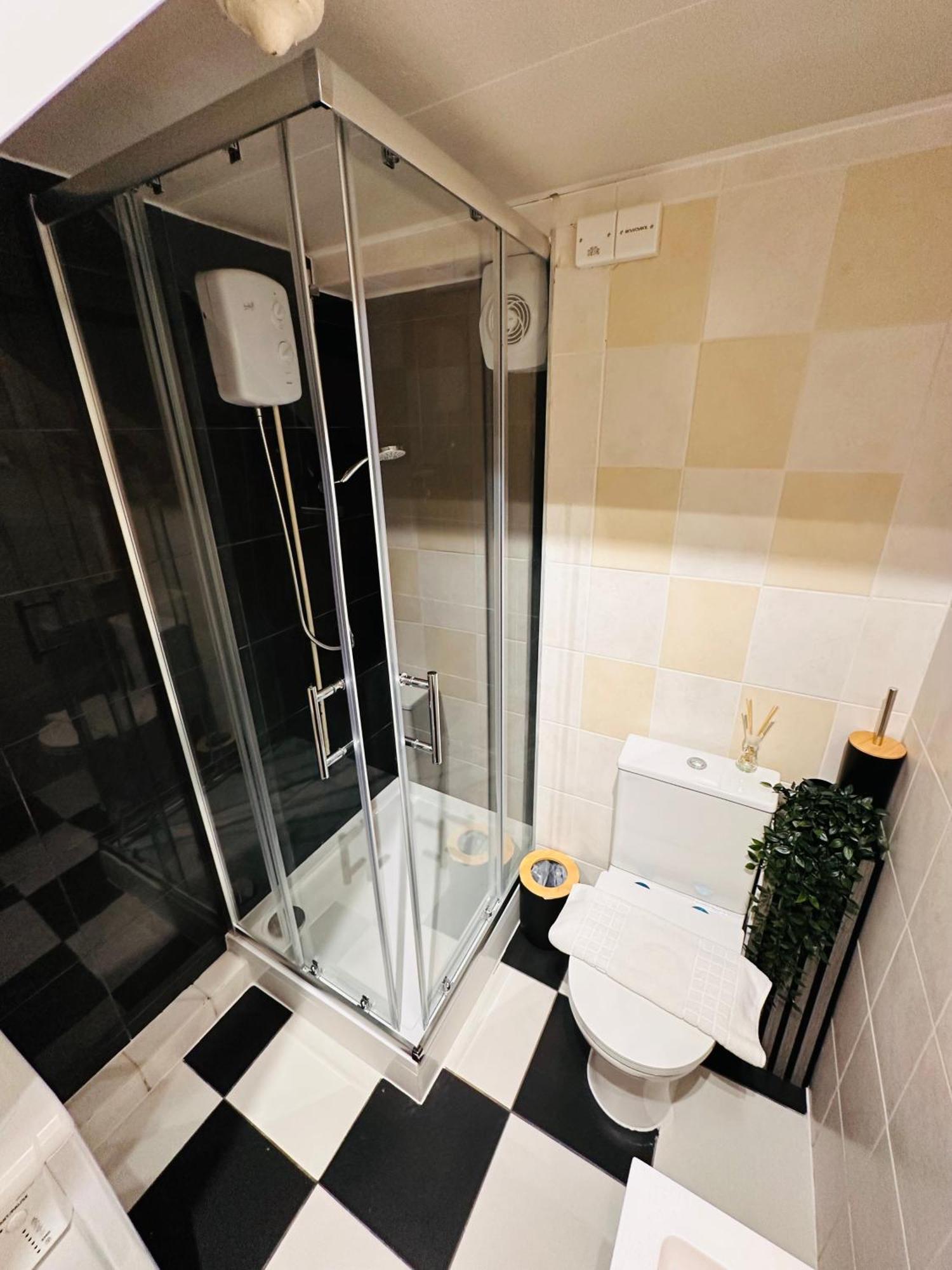 R2 - Elegant Private Room Opposite Queen Elizabeth Hospital - Harborne Бирмингем Экстерьер фото